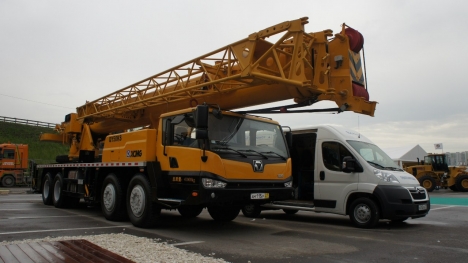 Автокран XCMG QY50KS (8х4) способен поднять 50 тонн груза